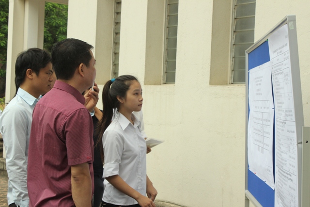 SV tình nguyện cõng thí sinh bị tai nạn vào phòng thi ảnh 1